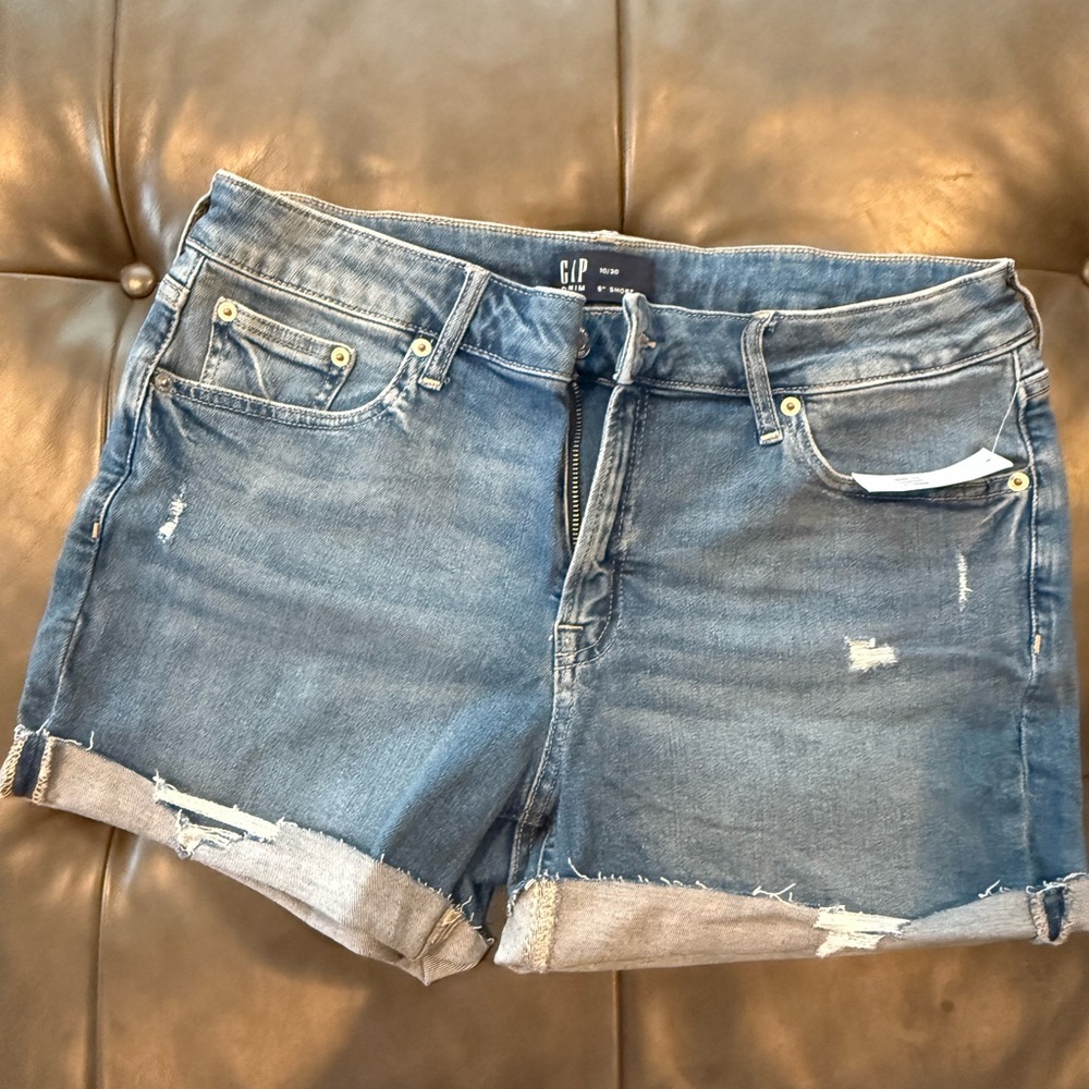 Gap Distressed 5” denim short